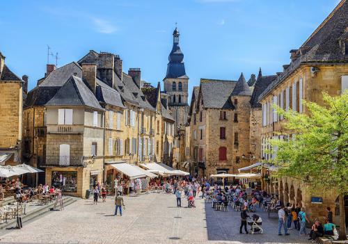 225_main-square-of-sarlat-la-caneda.jpg